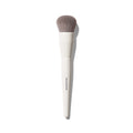 M104 Domed Foundation Brush with cream MORPHE handle and rounded dome bristles for foolproof, seamless coverage.