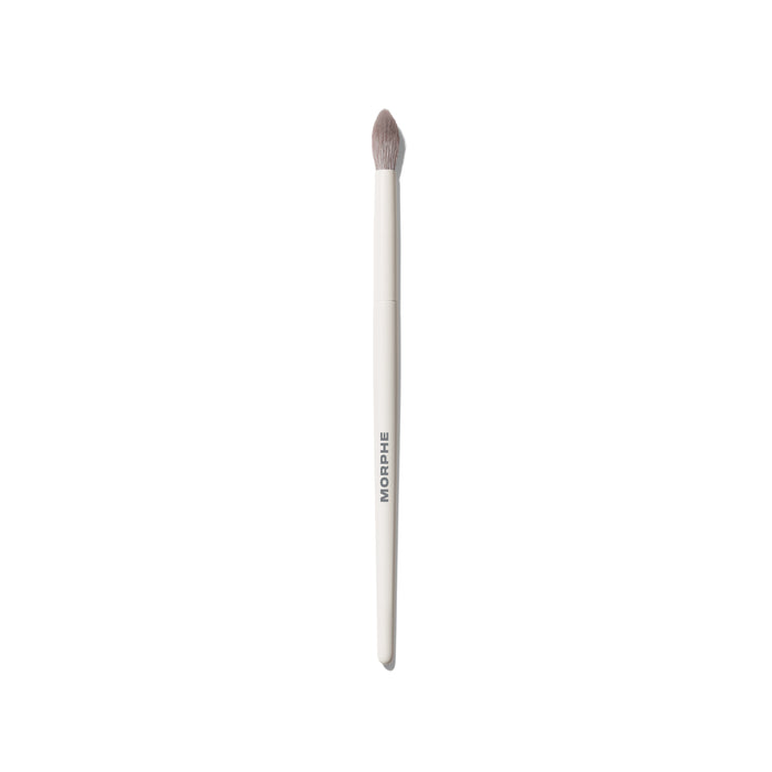 M331 Tapered Blender Eyeshadow Brush with cream MORPHE handle and soft tapered bristles for seamless shadow blending.